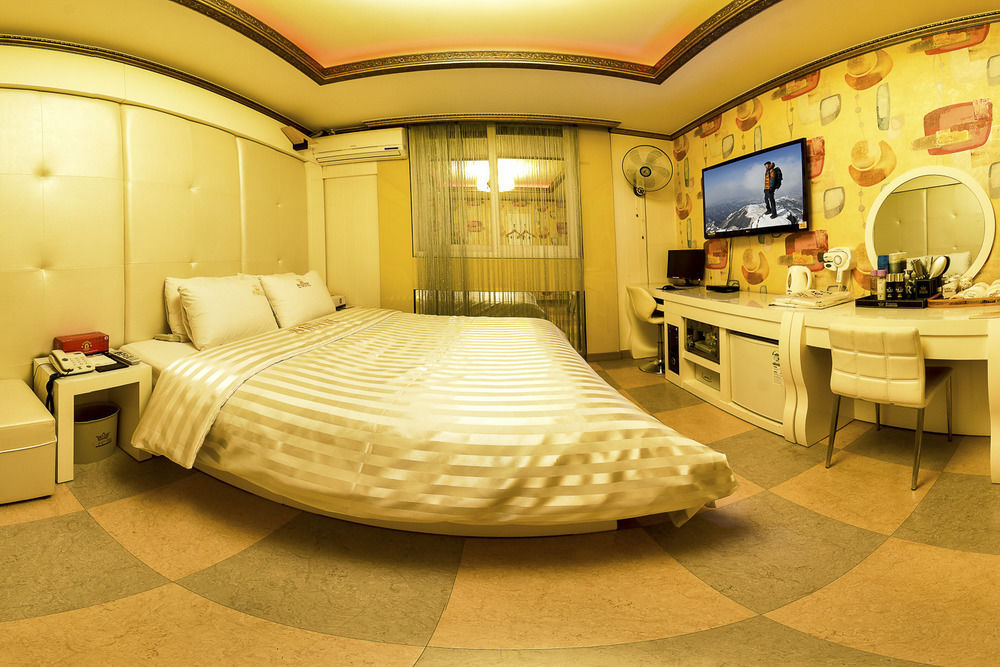 โรงแรมควีน Gwangju Metropolitan City ภายนอก รูปภาพ