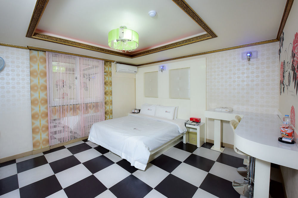 โรงแรมควีน Gwangju Metropolitan City ภายนอก รูปภาพ